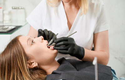 Opuchnięte dziąsło po wszczepieniu implantu – czy to normalne?