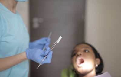 Czy niemieckie ubezpieczenie zdrowotne pokrywa implanty zębów w Polsce?