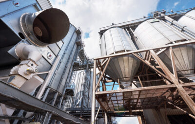 Na czym polega monitorowanie ochrony przed zużyciem w przemyśle?