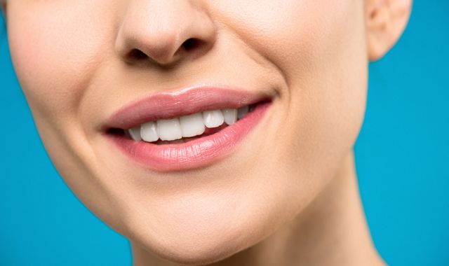 Narastający obrzęk po wszczepieniu implantu – kiedy potrzebna jest kontrola?