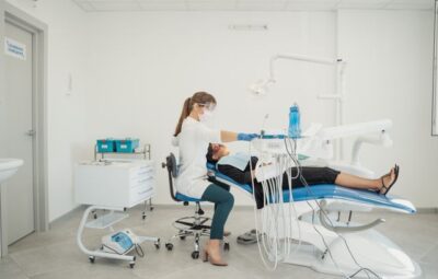 Czy krzywe zęby mleczne u dziecka wymagają wizyty u ortodonty?