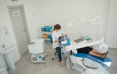Jak często trzeba kontrolować implanty u dentysty?