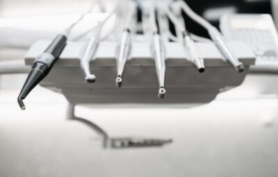 Periodontolog czy dentysta ogólny – do kogo zgłosić się z problemami dziąseł?