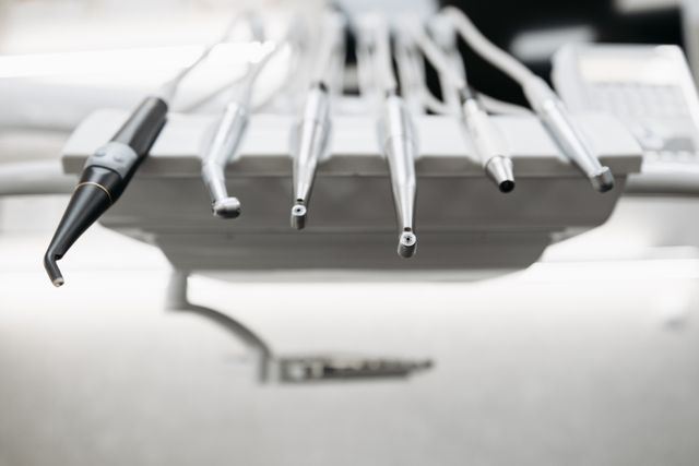 Periodontolog czy dentysta ogólny – do kogo zgłosić się z problemami dziąseł?