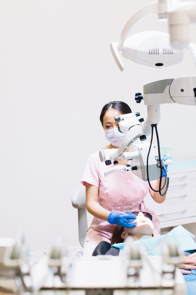 Co dentysta sprawdza podczas wizyty kontrolnej?